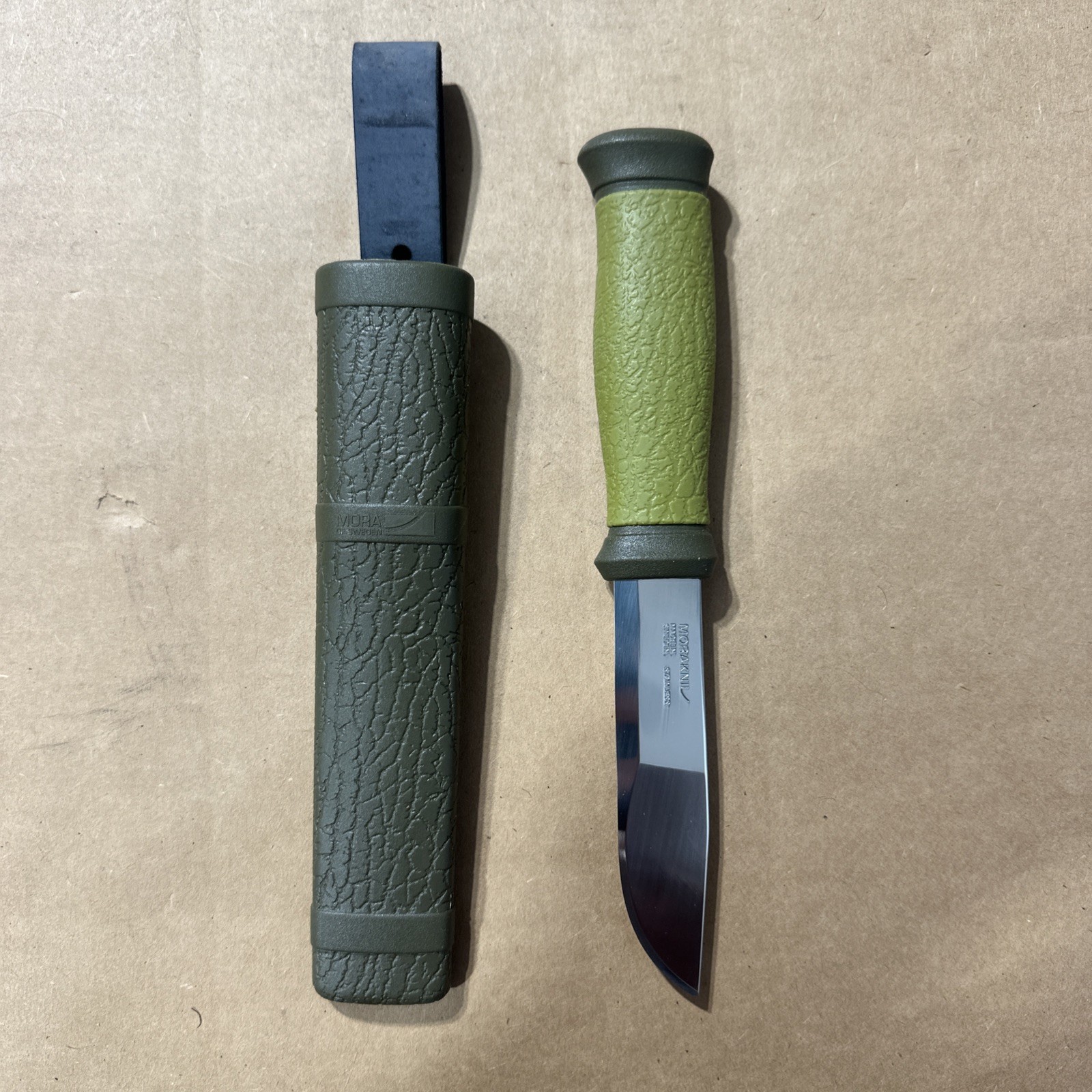 Drop Point Stainless Steel Blade Rubber Handle Sheath