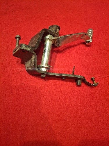 04-09 VTX1300C JUEGO TRASERO DERECHO PALANCA FRENO SOPORTE MONTAJE OEM PIE DE CONTROL - Imagen 6 de 9