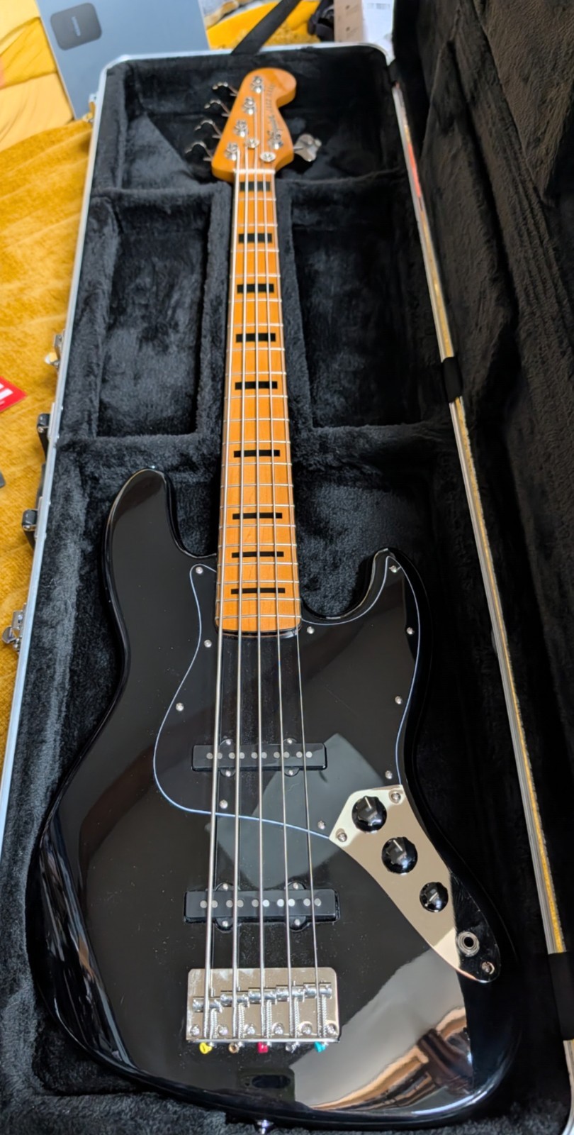 Squier by Fender Classic Vibe '70s Jazz Bass V, Black, Maple Fingerboard,