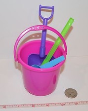 2 COLORFUL PLASTIC MINI BEACH BUCKET SETS WITH TOOLS BIRD PARROT TOY FORAGER