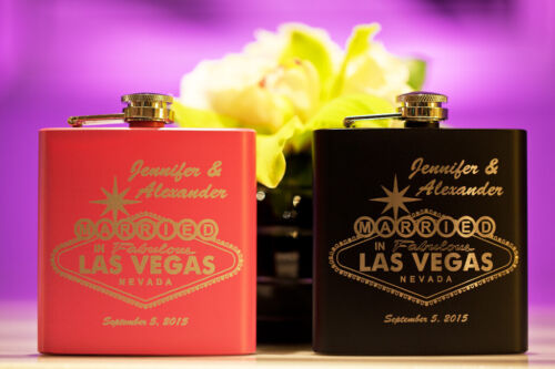 Personalized Married in Fabulous Las Vegas Flasks for Bride + Groom, Set of 2 - 第 1/7 張圖片