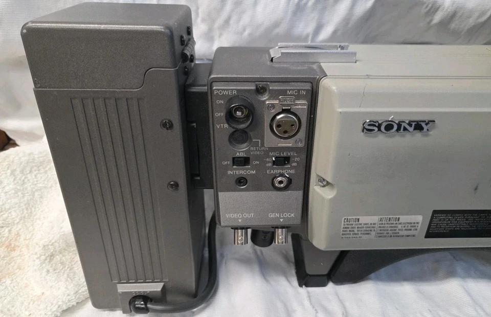 Sony DXC-M3A With Microphone, Case And Everything Shown - Image 2 of 4