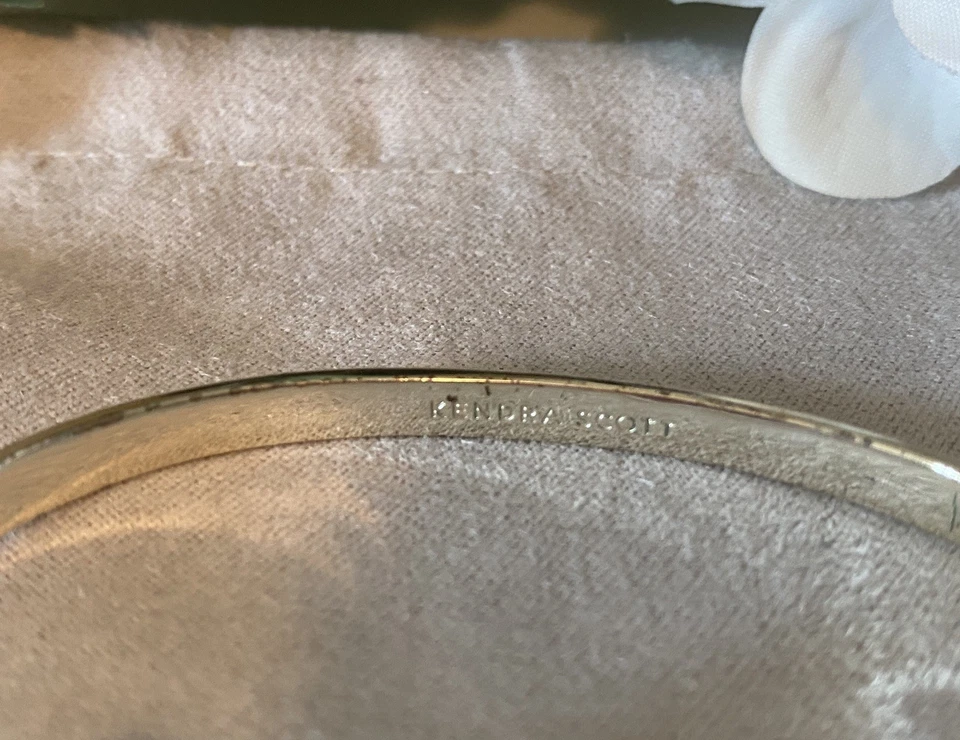 Brazalete Kendra Scott Elton ~ Oro y Verde Esmeralda Foto 4 de 4