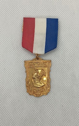 Antigua medalla de atletismo vintage. AAU. Met ASSn. Relleno de oro de 1-1/2" con - Imagen 1 de 3