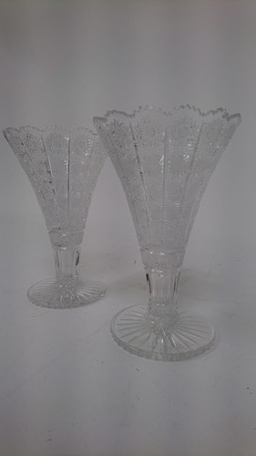 Paar Vintage Pressglas Trompetenvasen klar Blumenmuster Sammlerstück