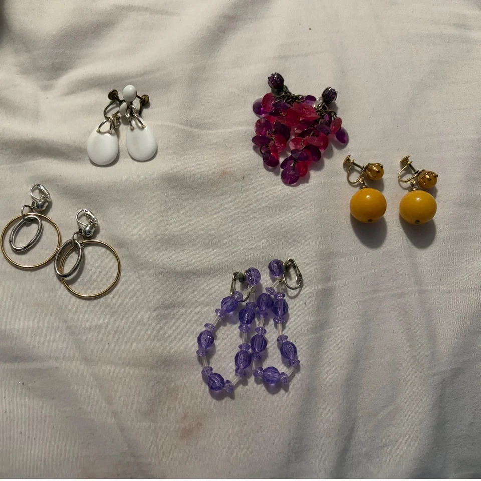 Lote de 5 pares de pendientes de clip dorado tono plata púrpura blanco amarillo rojo cuentas Foto 2 de 4