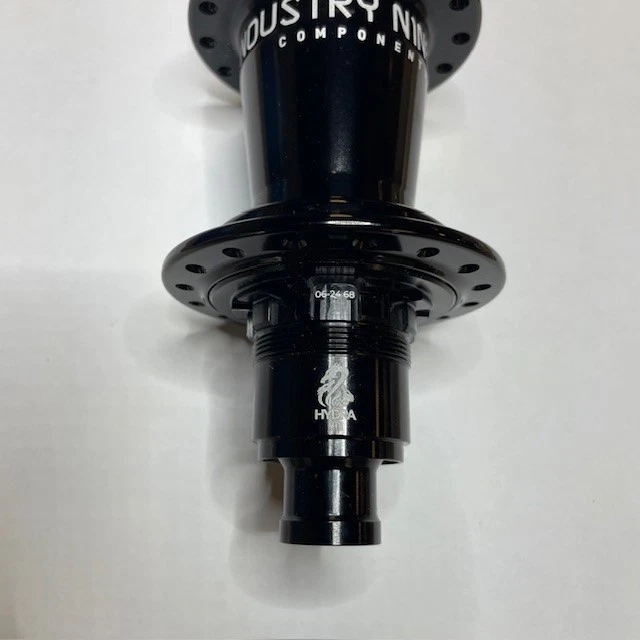 Buje trasero Industry Nine Hydra 12x148 mm XD 6 pernos 32 orificios negro Foto 2 de 4