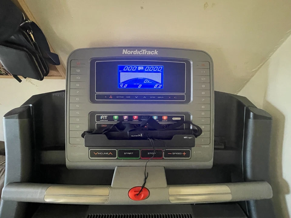 Cinta de correr NordicTrack c970 PRO, longitud: 6 pies, 10 pulgadas Ancho: 3 pies 1 pulgada Foto 4 de 4