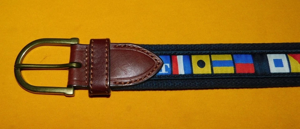 CINTURÓN MAREA SUR MOTIVO BANDERAS MULTICOLOR ALGODÓN CON PESTAÑAS CUERO TALLA 34". Foto 2 de 4