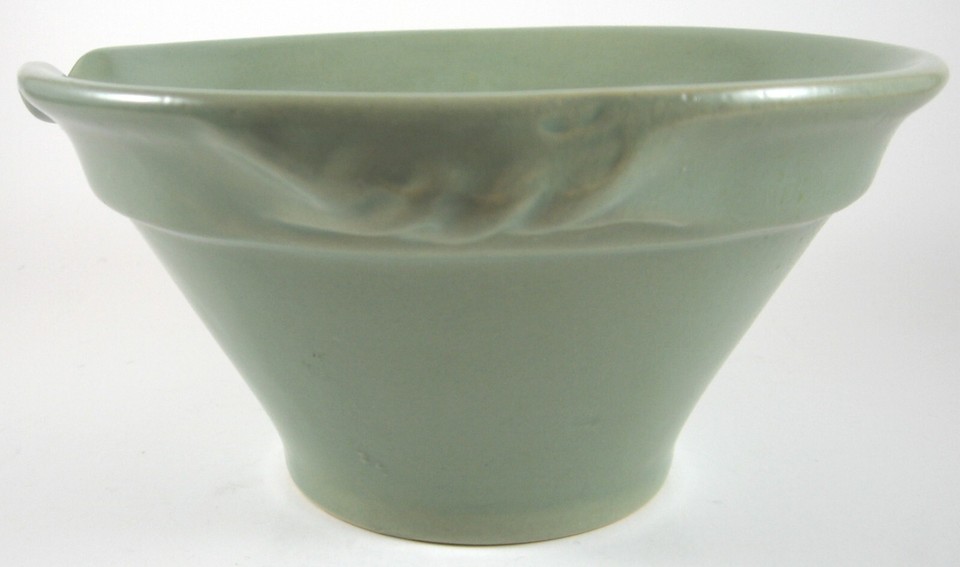 OVER AND BACK YELLOW WARE 7" CERAMIC BOWL MIXING BATTER SPOUT CELADON