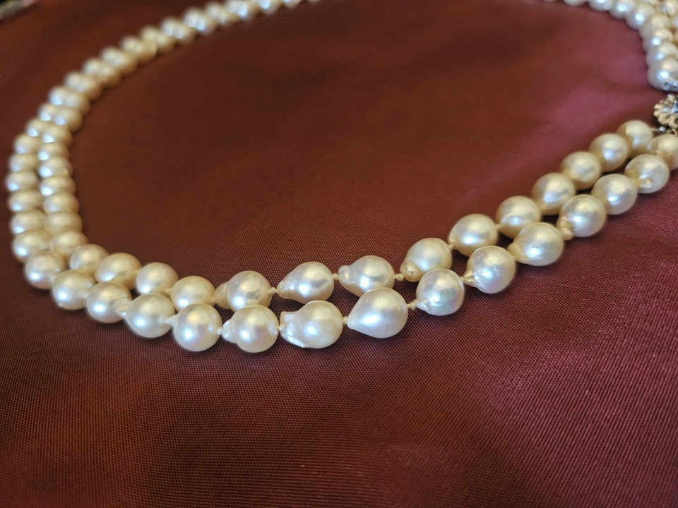Collana Due Fili di Perle Naturali con Chiusura Oro Bianco e Zaffiro. - Immagine 3 di 4