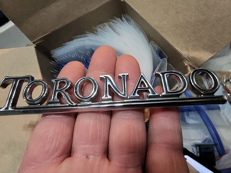 NUEVO 1967-1971, 1975 OLDSMOBILE TORONADO MALETERO EMBLEMA - PARTE NO. 9864290 Foto 3 de 4