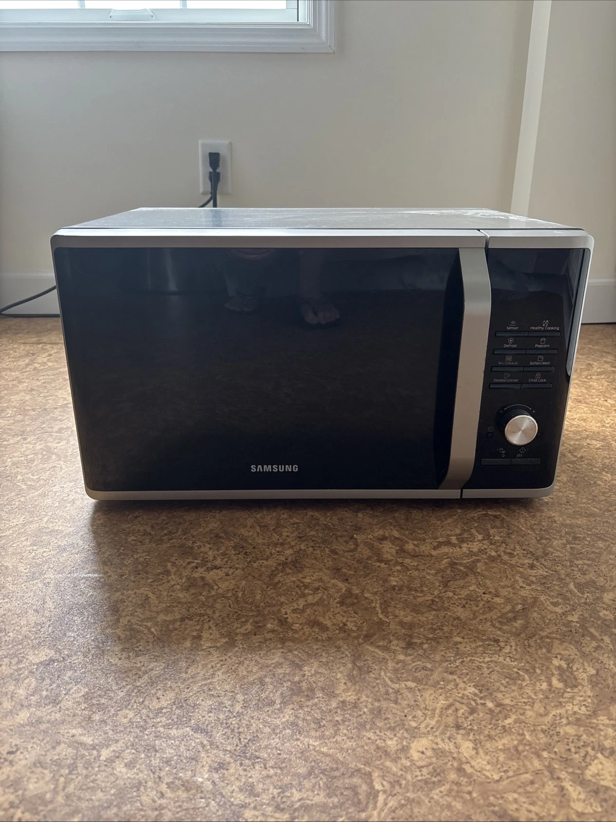 Samsung 2017 MS11K3000AS Countertop Microwave Oven 1.1 Cu Ft Cap. 1K Watts Read