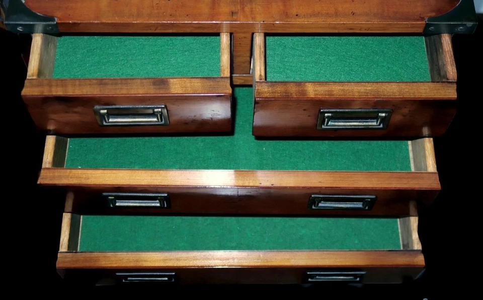 Cómoda o tocador estilo campaña diminuta Heckman Furniture 4 cajones, 14 5/8" Foto 2 de 4