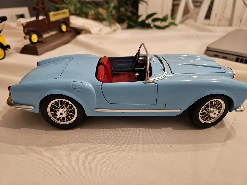 BBurago 1:18 Scale Die Cast 1955 Lancia Aurelia B24 Spyder Convertible Sport Car - Image 4 of 4
