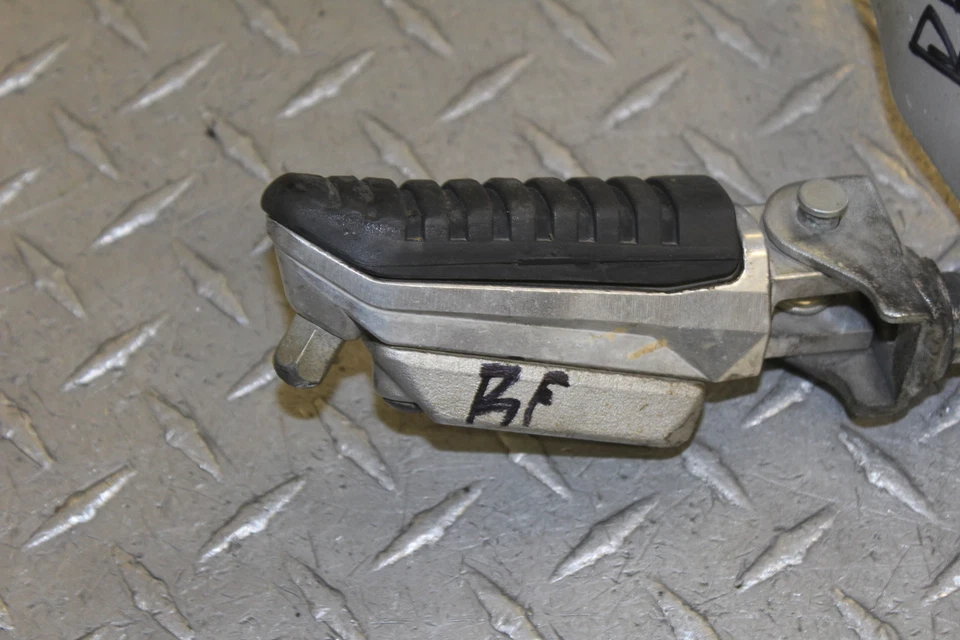 Juego trasero derecho Suzuki Bandit 1250S GSF1250S 2007 reposapiés conductor Foto 3 de 4