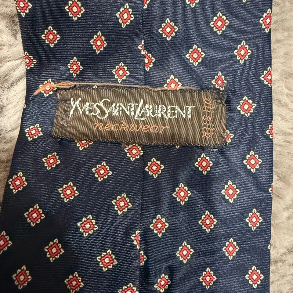 Corbata de seda vintage Yves Saint Laurent azul marino patrón de diamantes geométricos hecha en EE. UU. Foto 3 de 4