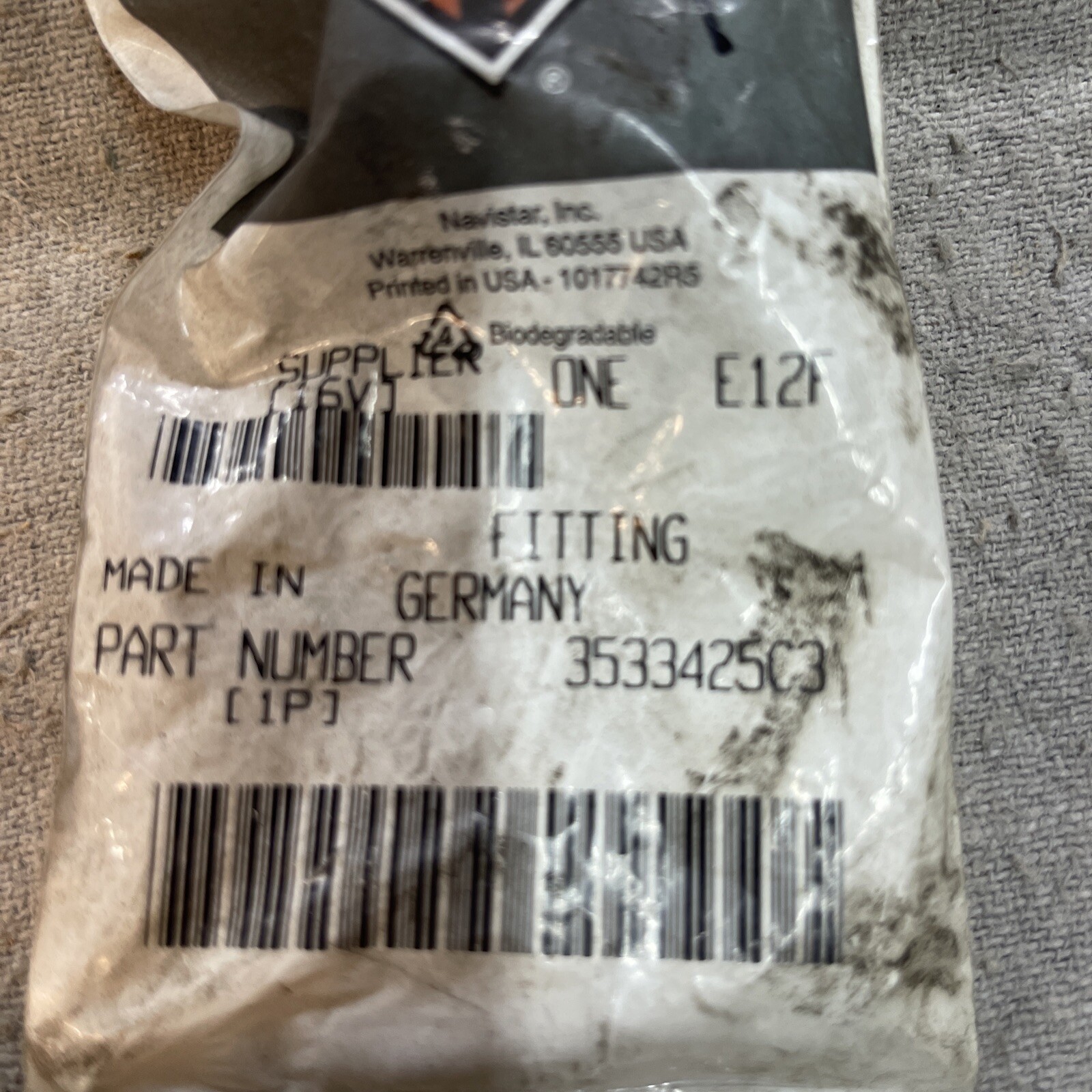 Genuine International Navistar Truck 3533425C3 Fuel Fitting for 