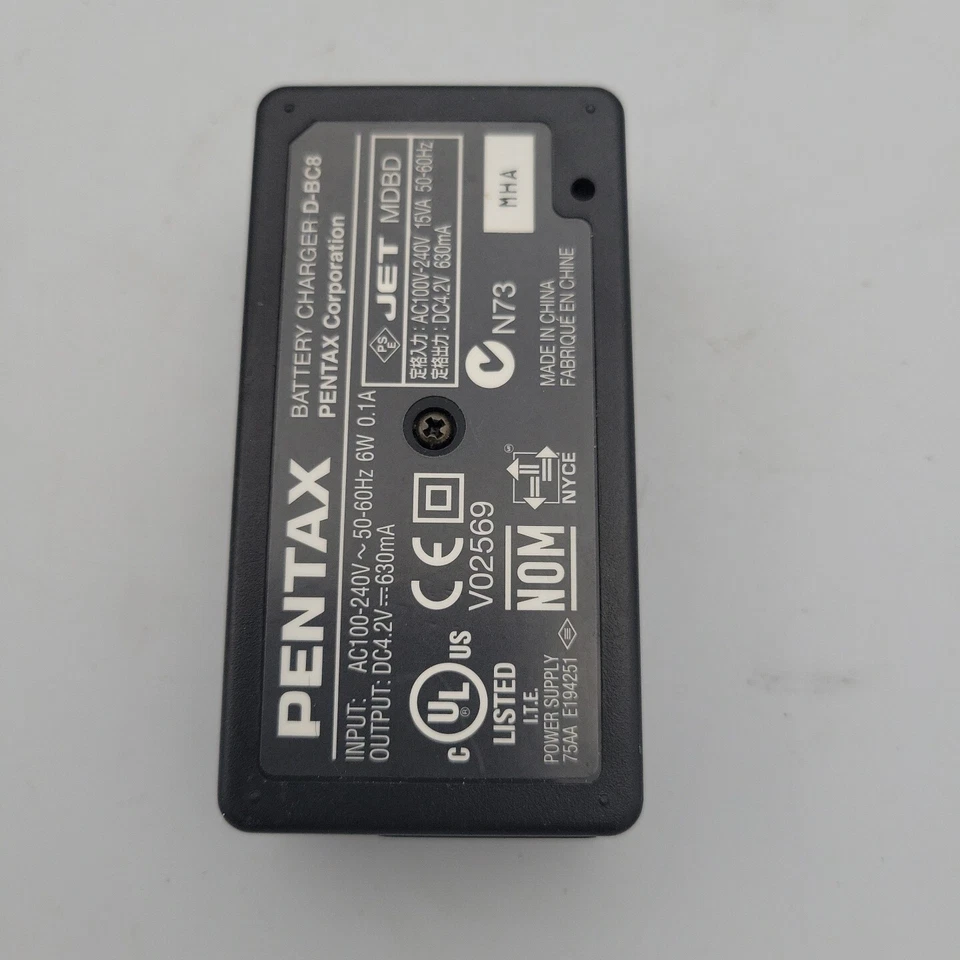Cargador de batería PENTAX D-BC8 OEM para usar la batería Pentax D-Li95 Foto 2 de 3