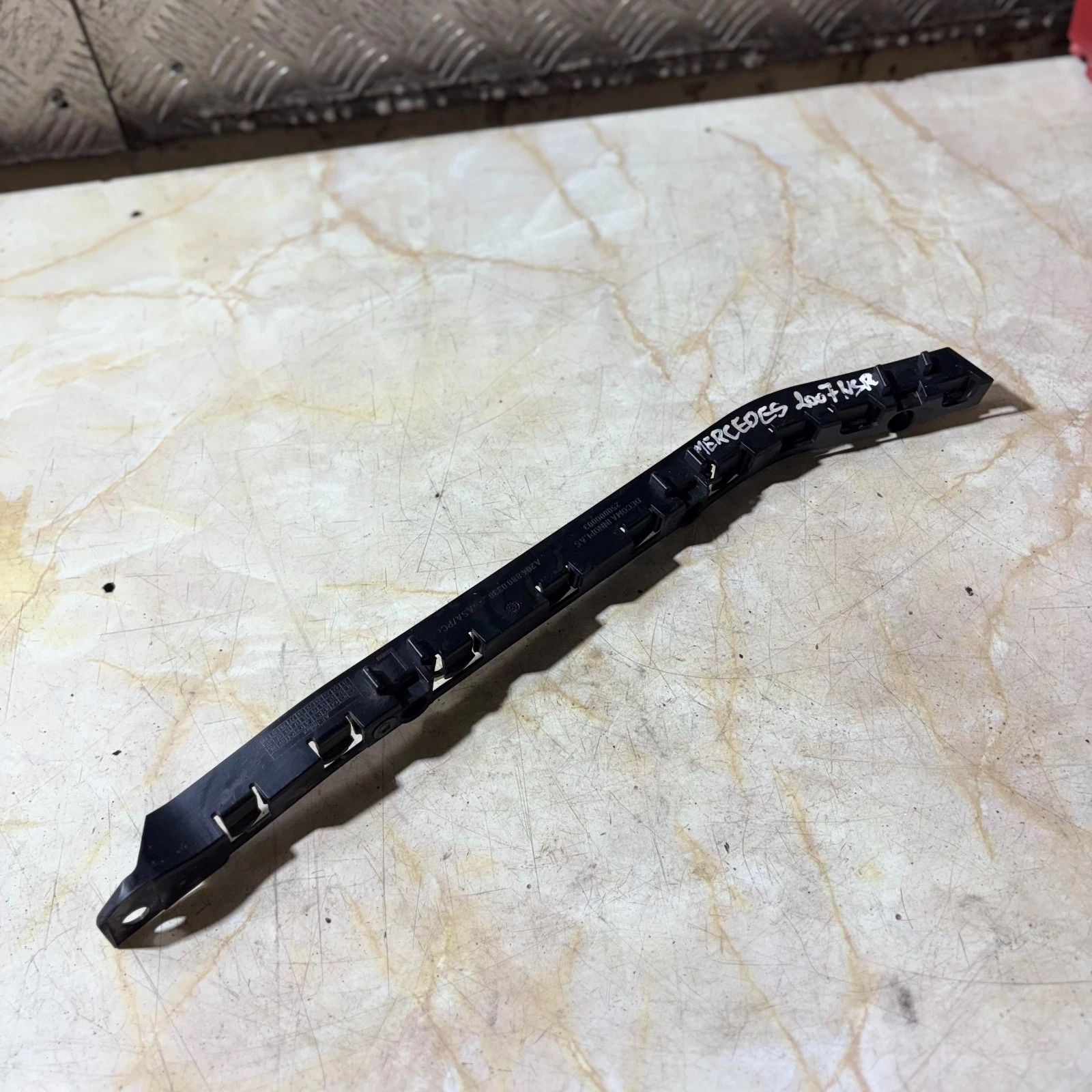 Reverse face and clips of A2048800330 rear left bumper bracket