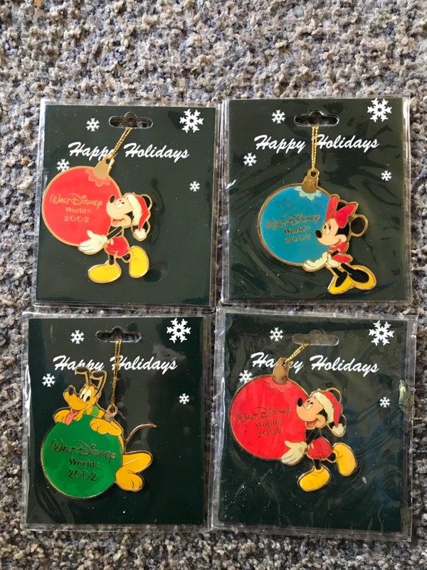 2002 Walt Disney World Happy Holidays Mickey Mouse Round Metal Ornament NEW