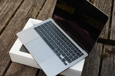 Apple MacBook Pro M1 13 Zoll A2338 8GB RAM, 512GB, Space Grey, 84% Batterie, OVP