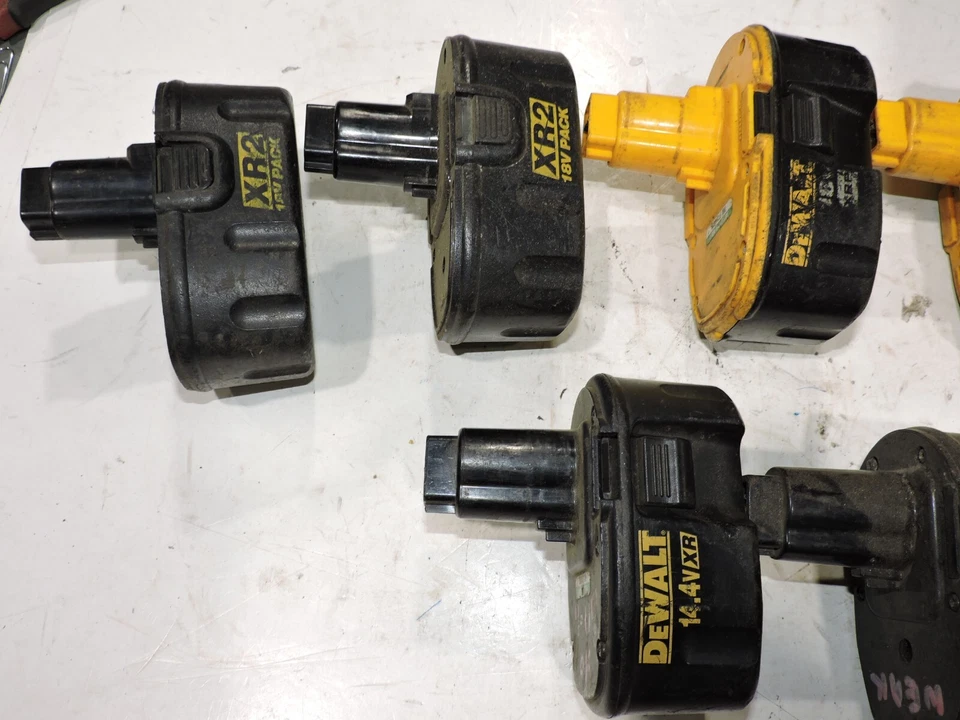 (5) Dewalt batteries for parts only. 18V - Imagem 3 de 4