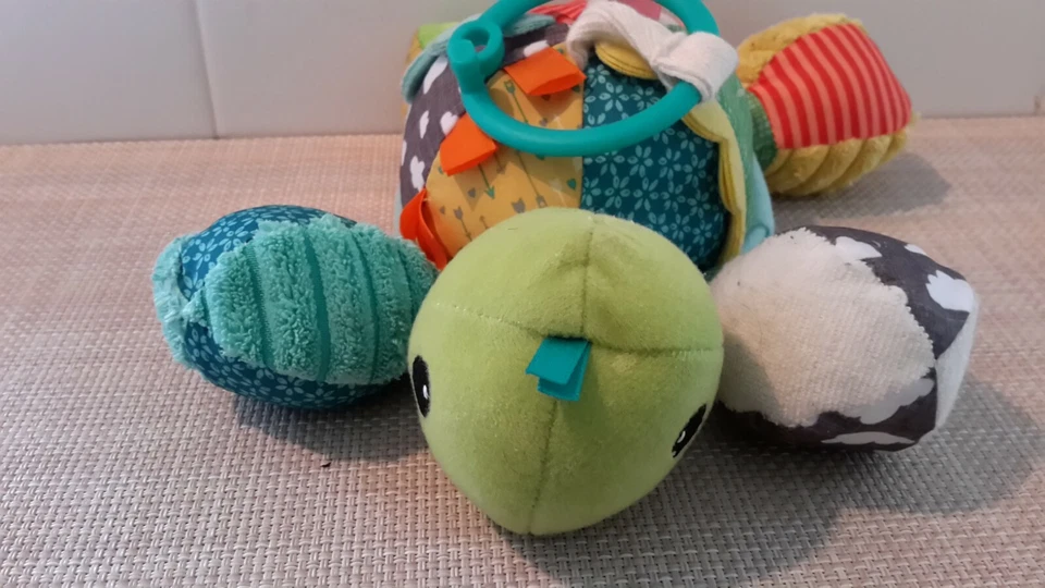 Infantino Tortuga Arrugada Sonajero Espejo Juego Colorido Colgante Peluche Bebé Juguete Foto 2 de 4