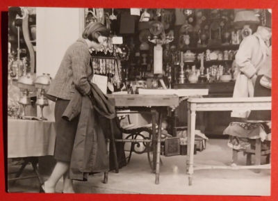 PHOTO FOTO DONNA PARIGI NEGOZIO MERCATO DELLE PULCI 1960 F 21/1