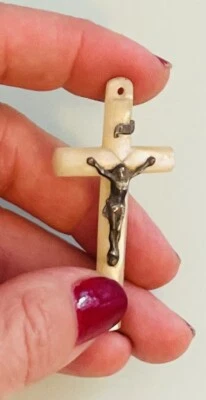 Crucifix pendentif en nacre Jésus en croix en métal - Photo 1/3