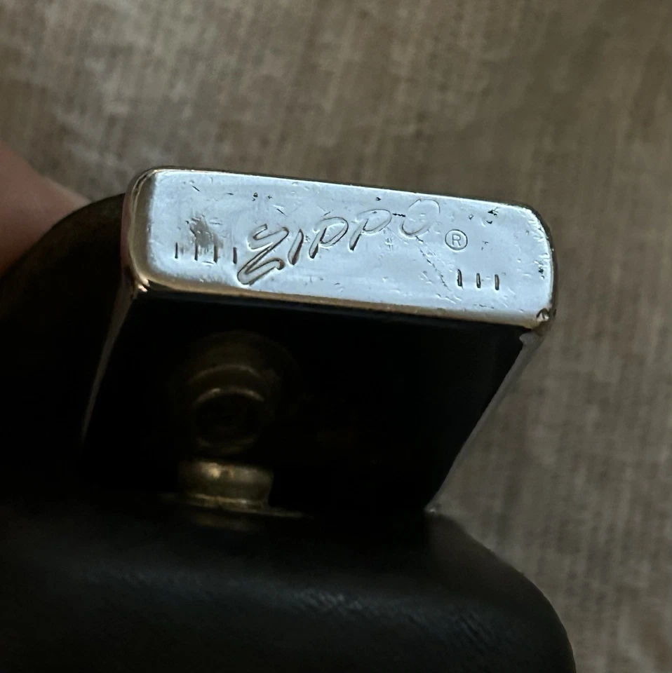 Isqueiro Zippo Vintage 1977 USS Boxer LPH-4 Cromado Marinho Raro 8 Furos com Estojo! - Imagem 2 de 4