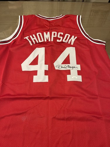 David Thompson #44 FIRMADA NC State Roja CAMISETA PERSONALIZADA CERTIFICADA JSA 1974 ¡Campos! - Imagen 1 de 2