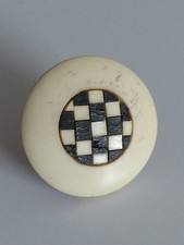 Bouton vintage au damier incrusté. 27mm. Couleur ivoire et marron.