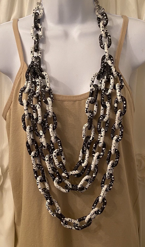 Firmado SJ Sassy Jones Blanco y Negro Zaria Luxe Cadena Resina Eslabón Pasarela Collar Foto 2 de 4