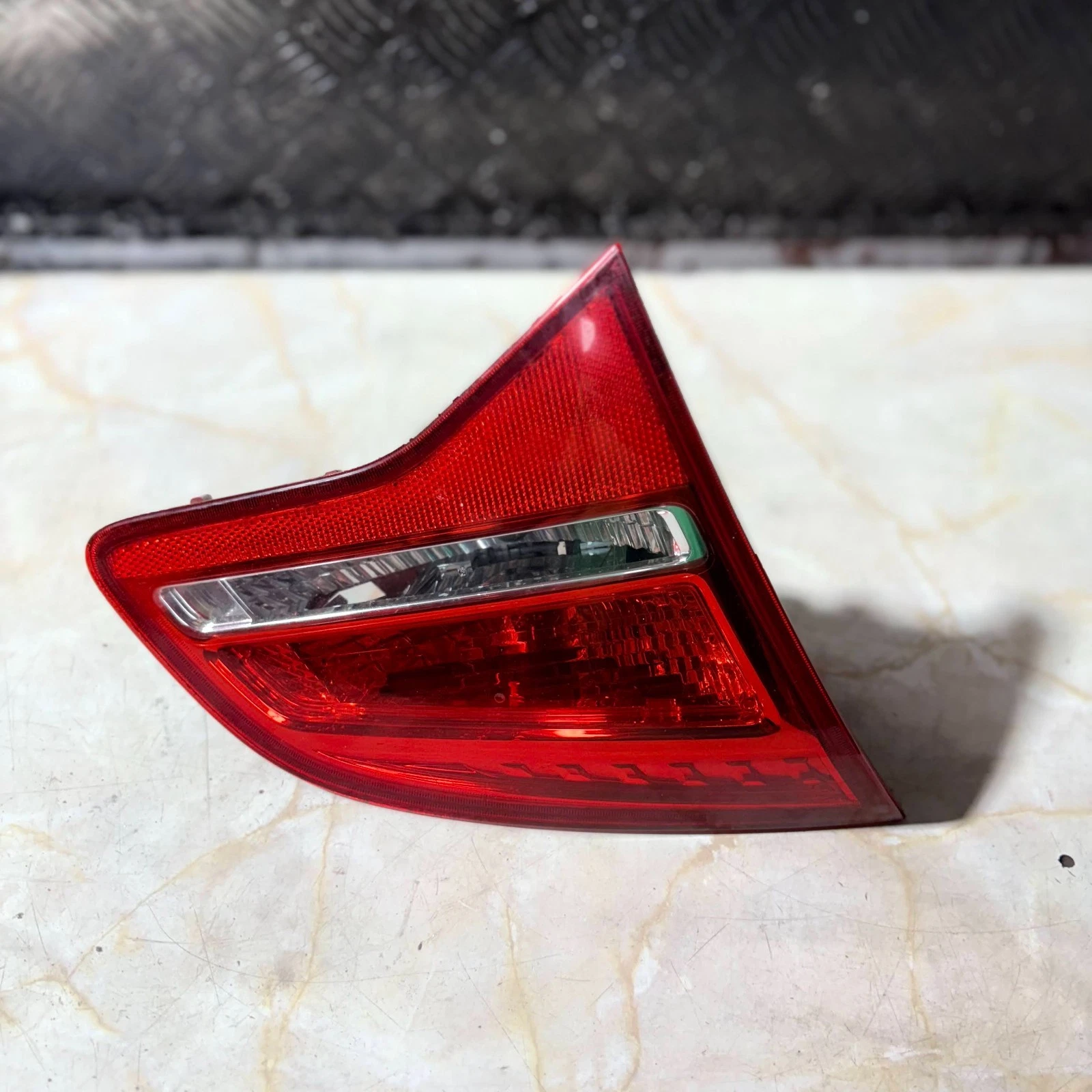 Vauxhall Meriva B left inner bootlid rear light alternate front view