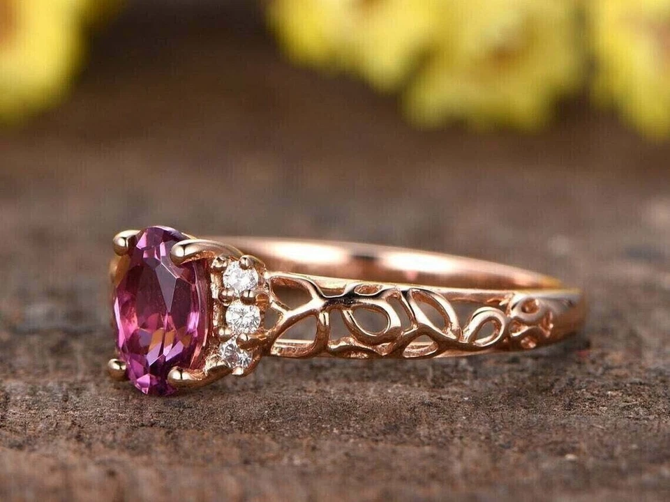Anillo de compromiso solitario de zafiro rosa moissanita ovalado de 2 quilates enchapado en oro rosa de 14k Foto 2 de 4