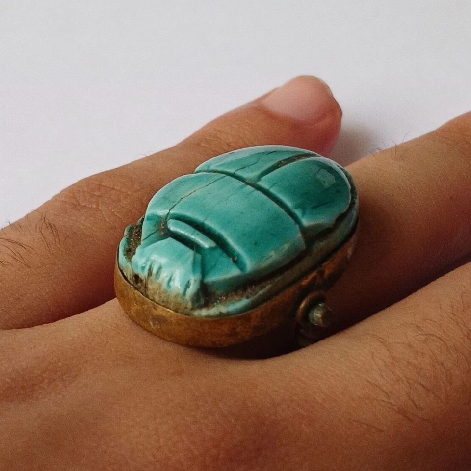 Antiguo anillo de escarabajo egipcio - Hecho a mano de latón con una piedra turquesa Foto 4 de 4