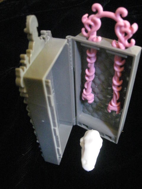 rochelle goyle scaris