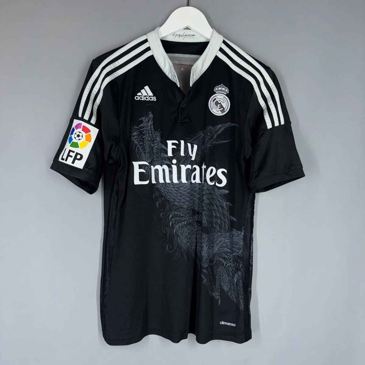 Preços baixos em Real Madrid Black International Club Camisas de