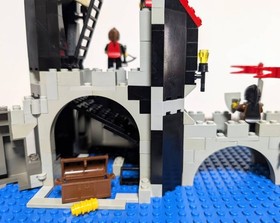 LEGO 6075 Wolfpack Tower + Wagon + Boat Castle Minifigures