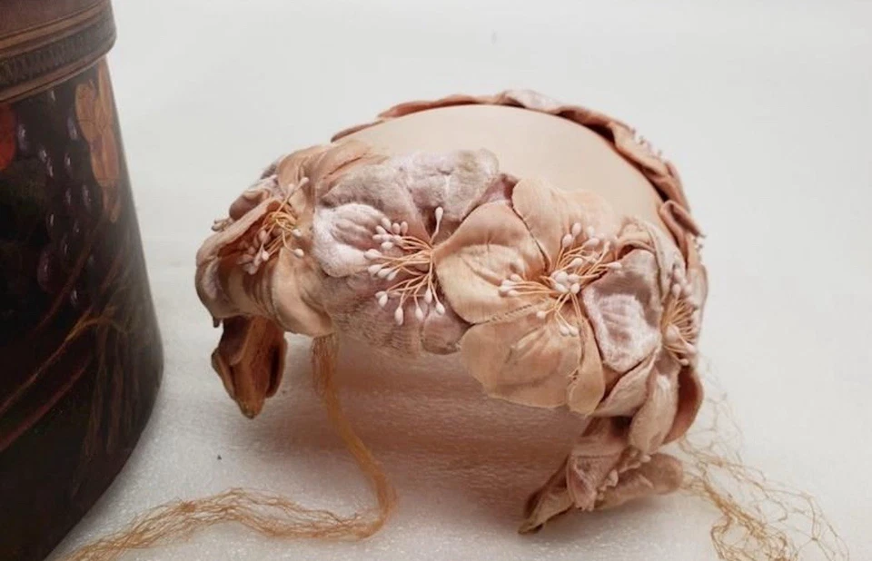 Лот 7 винтажный 40-х 50-х коктейльные шляпы с вуалью перья цветочные + новый шляпа коробка РЕДКАЯ - Изображение 4 из 4