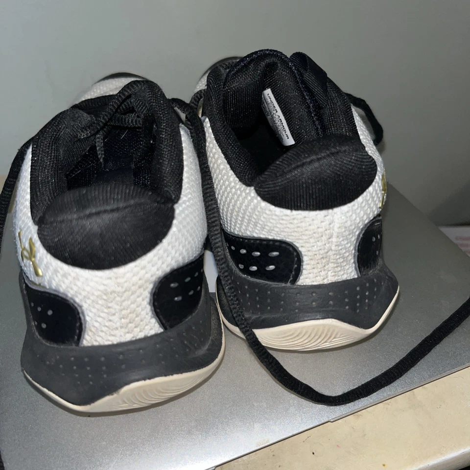 NUEVO Under Armour UA GS Jet '23 Negro Dorado Zapatos de Baloncesto Jóvenes EE. UU. 3Y Foto 4 de 4