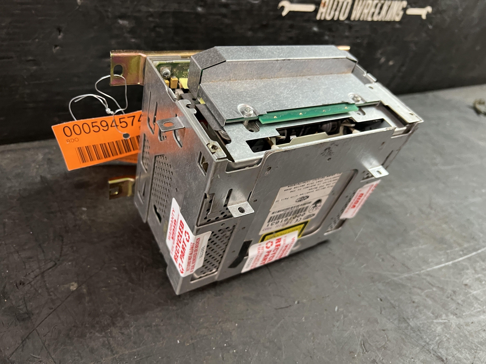 02-06 MASERATI SPYDER CD HEAD AUDIO UNIT PLAYER ID# 000191631
