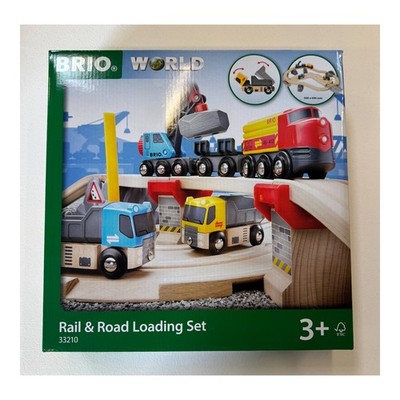 BRIO World 33996 Rail Loading Terminal - Met beweegbare kraan voor het herladen van goederen per spoor, over de weg en per schip - Aanbevolen voor kinderen van 3 jaar en ouder
