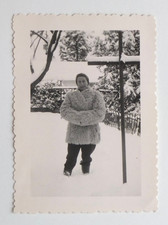 Femme peau mouton manteau croix pieds neige - Photo vintage snapshot 1956 Taulé