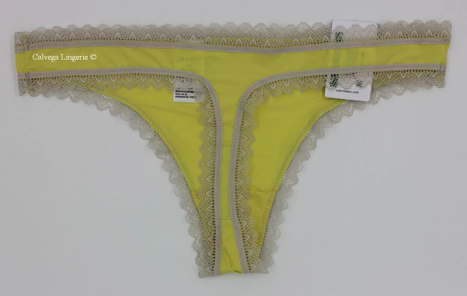 Nuevo con etiquetas Tanga de nailon Calvin Klein QD3705 "Coqueta" con ribete de encaje, encaje amarillo/gris (740) Foto 3 de 4