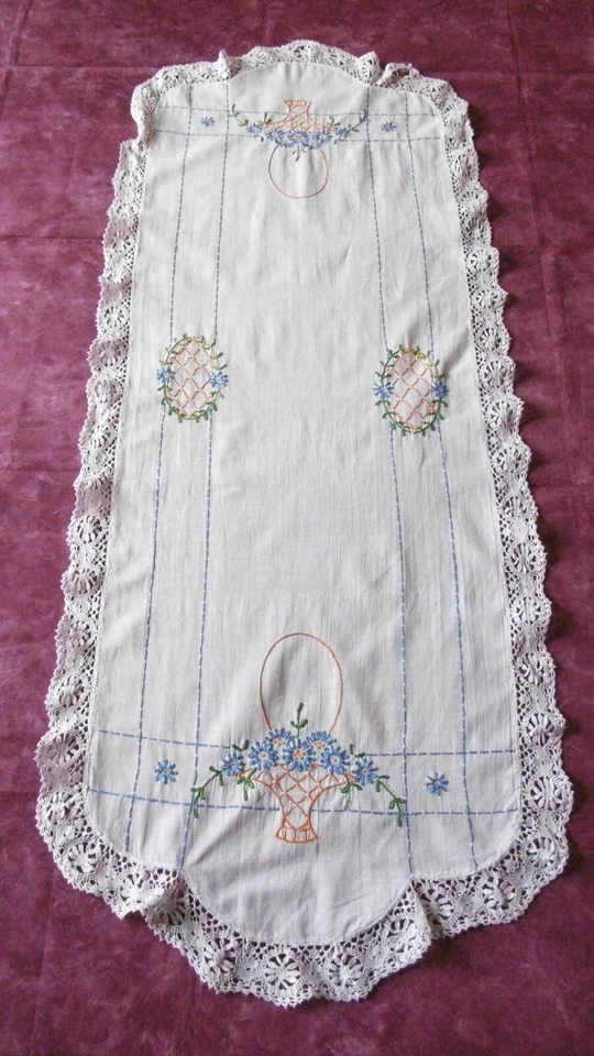 Grand et beau chemin de table avec DENTELLE sur le tour et BRODé MAIN - Photo 2/4