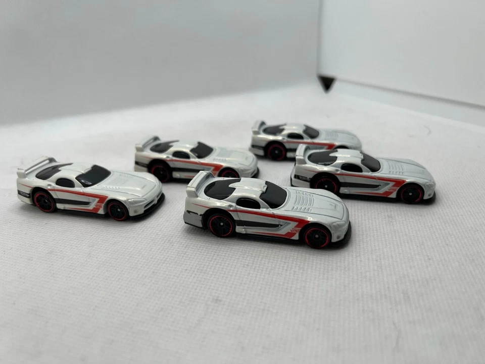 Hot Wheels Dodge Viper GTS-R Blanco Lote Suelto (5) Hot Wheels 2010 Mystery Car 1 Foto 3 de 4