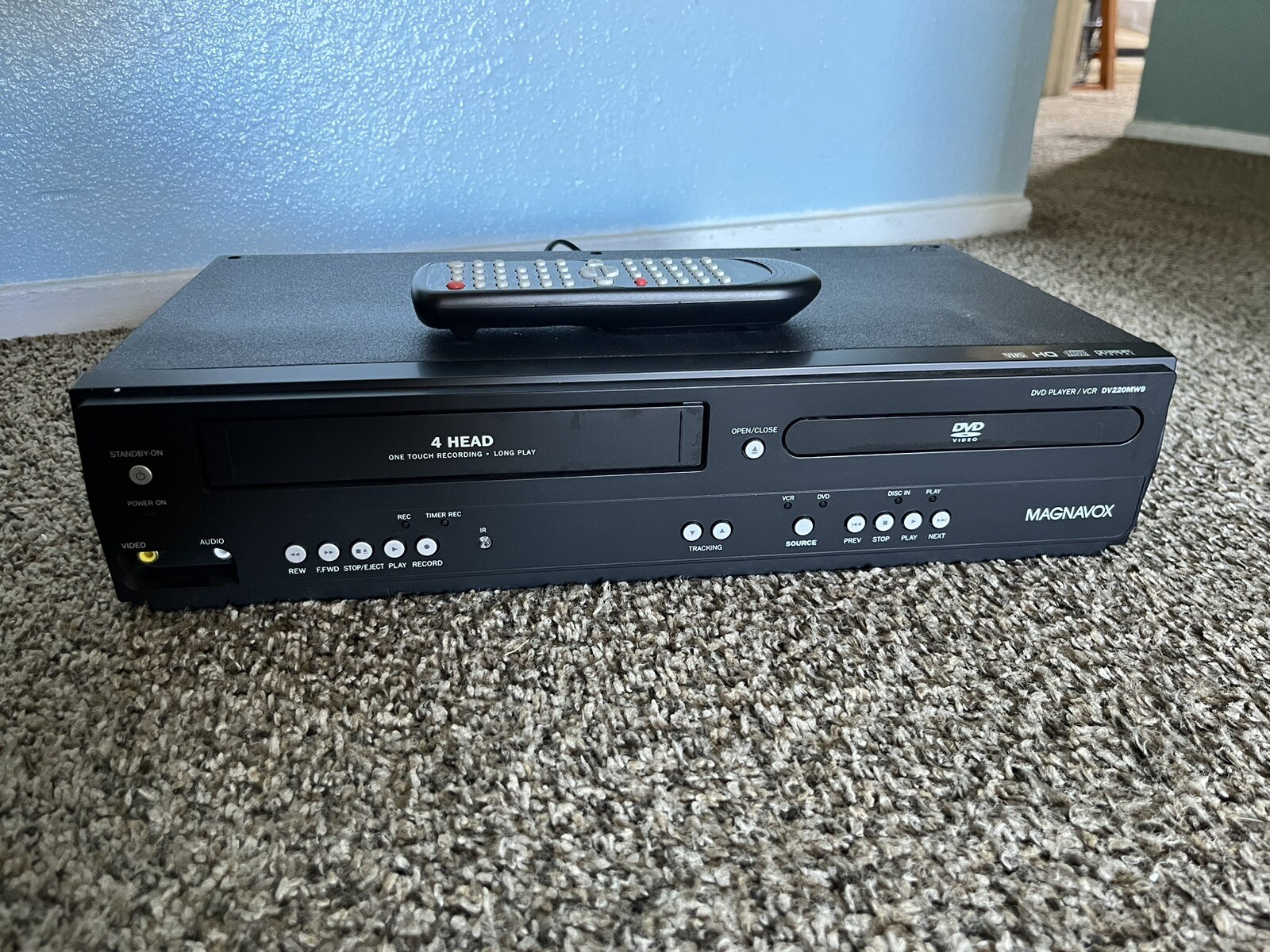 Magnavox DV220MW9 DVD Player VCR Recorder Tested/WORKS Includes Remote