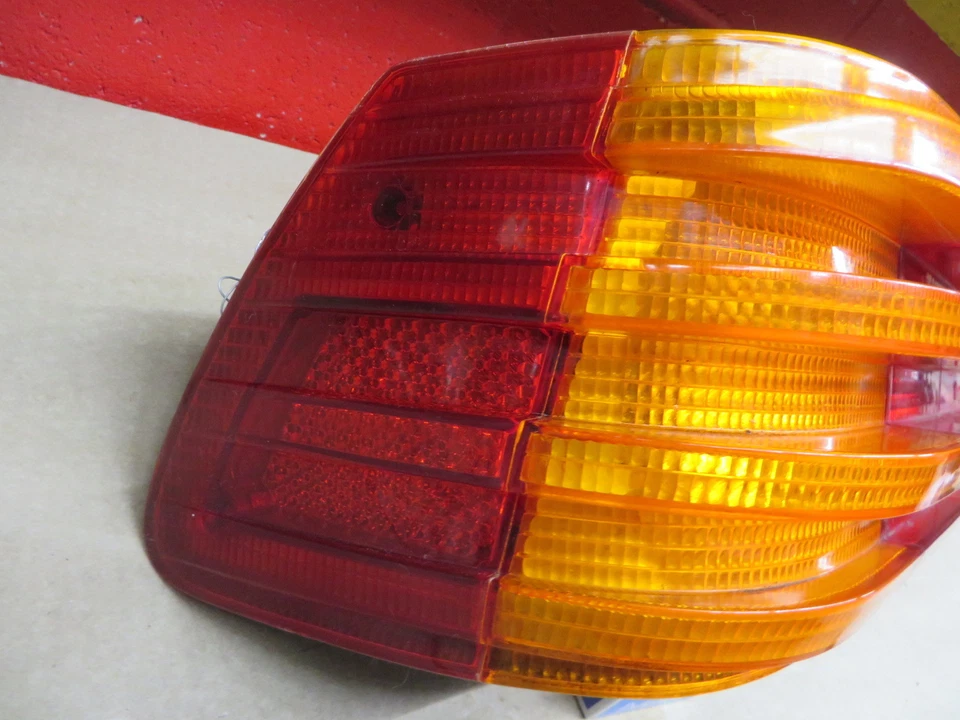 LUZ TRASERA IZQUIERDA MERCEDES BENZ w116 280SE 76-80 300SD 78-80 450SE 72-80 450SEL72-80 Foto 2 de 4